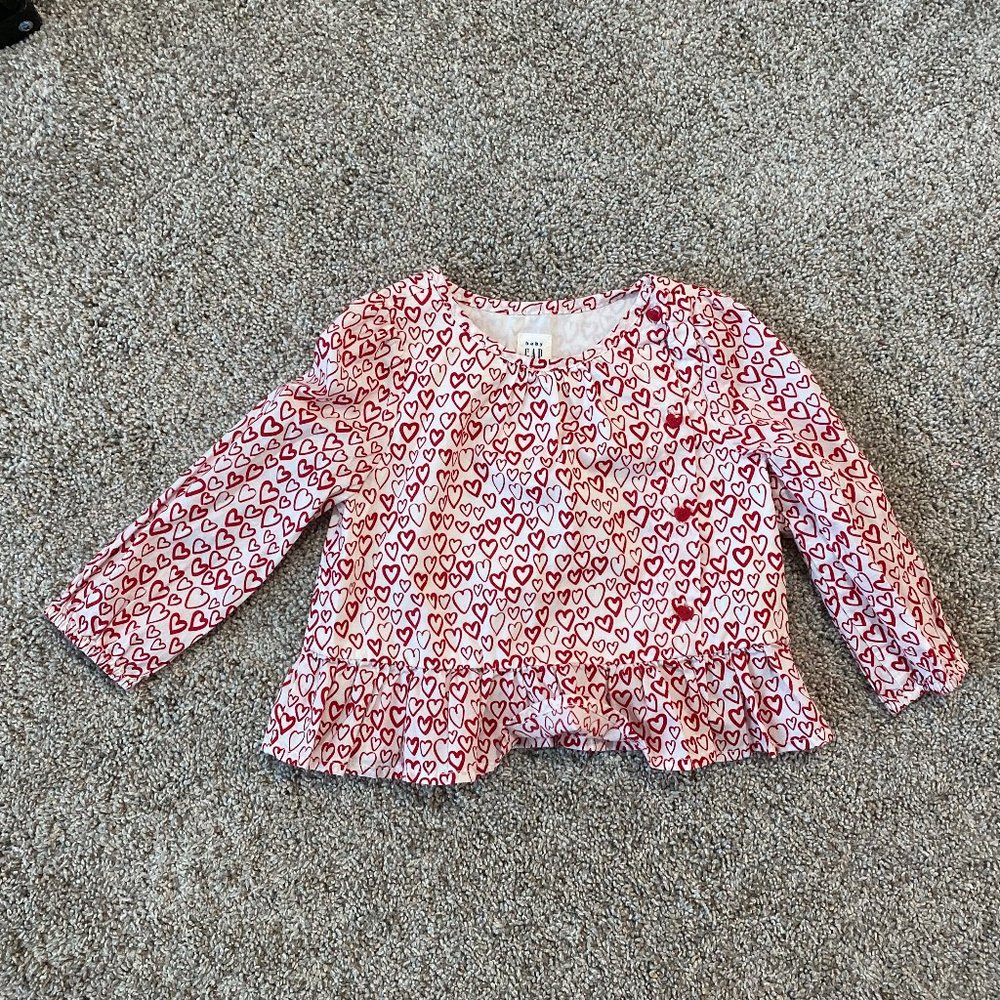 Baby Gap girls top with red hearts - Size 12-18 mo